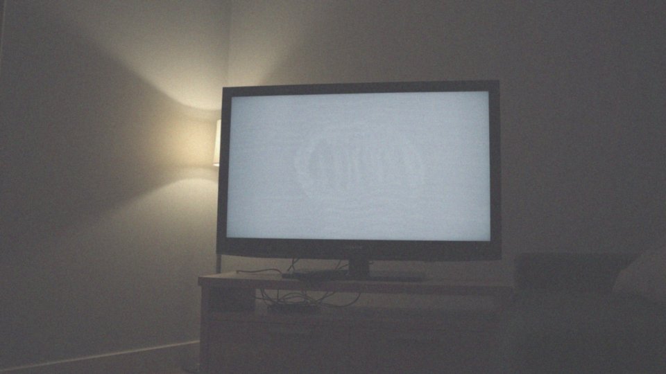 Dlaczego telewizor resetuje się co kilka sekund?