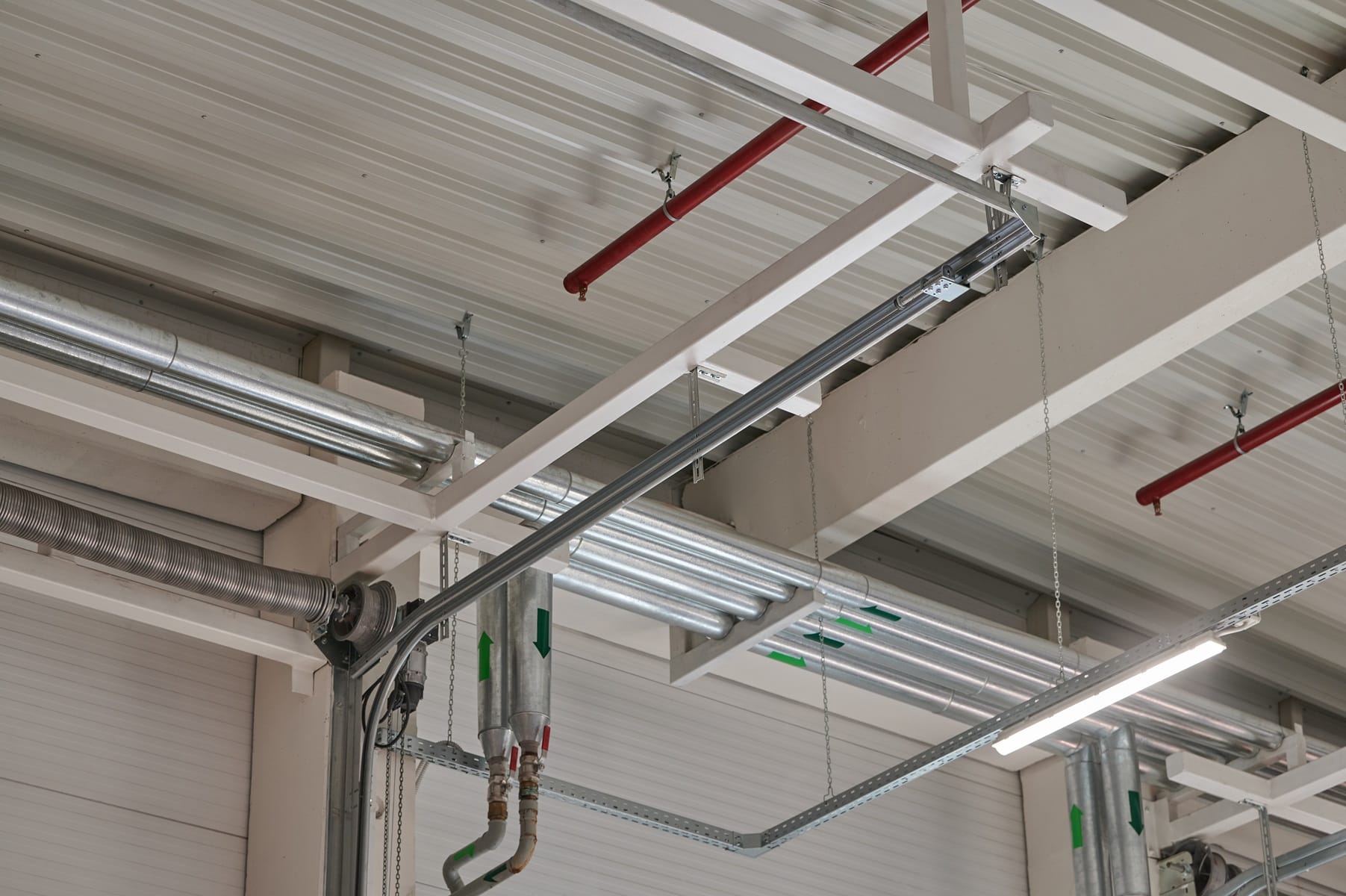Modernizacja oświetlenia na LED w hali magazynowej zalecona w audycie energetycznym